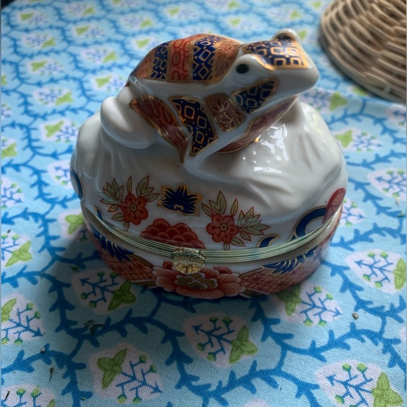 FIRM PRICE IMARI STYLE FROG TRINKET BOX - Picture 5 of 14